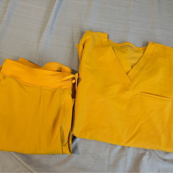 MANDALA Scrubs in Honey - Picture 1 of 4